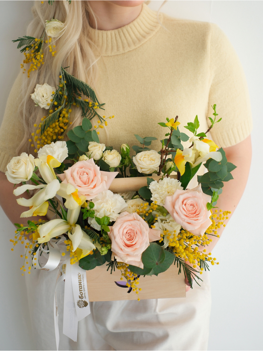 Ящик с цветами на усмотрение флориста M