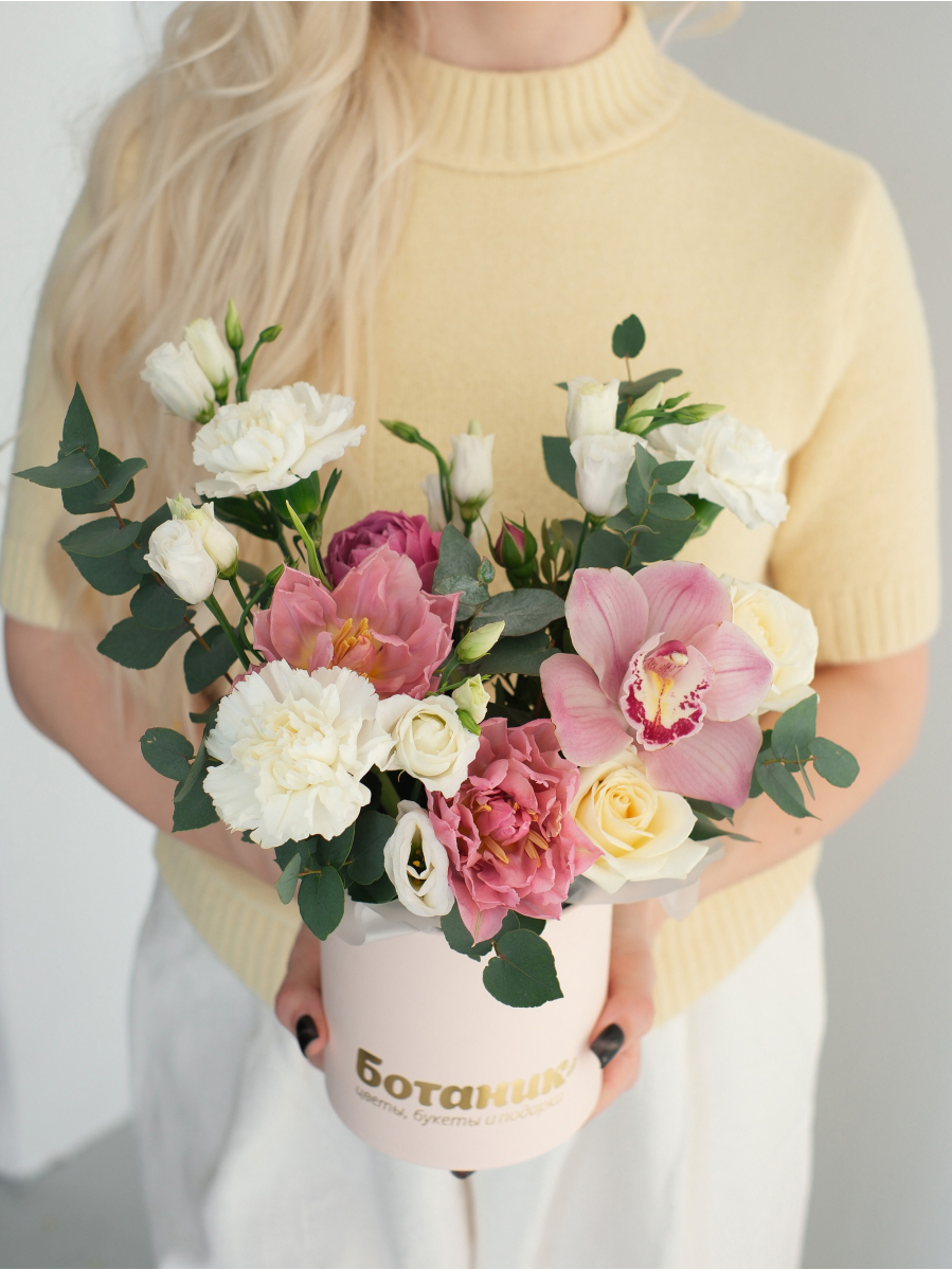 Шляпная коробка на усмотрение флориста S