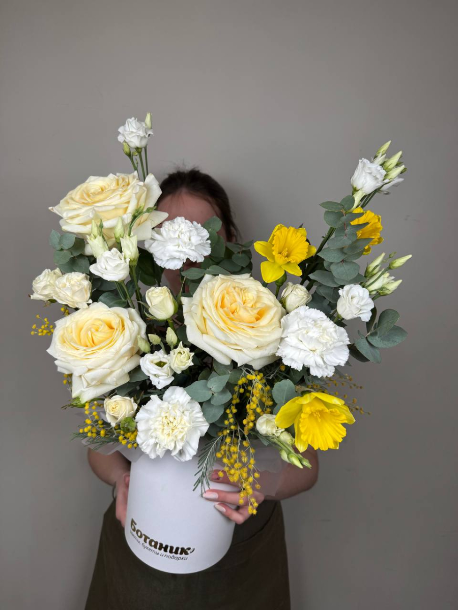 Шляпная коробка на усмотрение флориста L