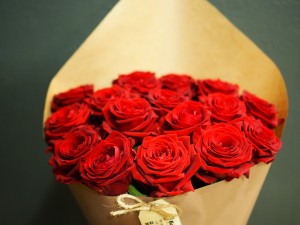 Букет из 25 красных роз 70 см 