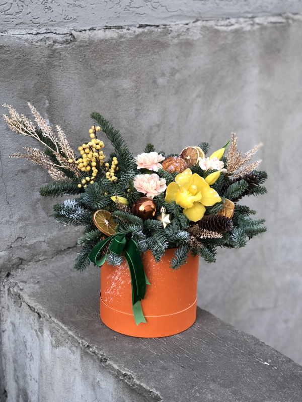 Коробочка с цветами и хвоей