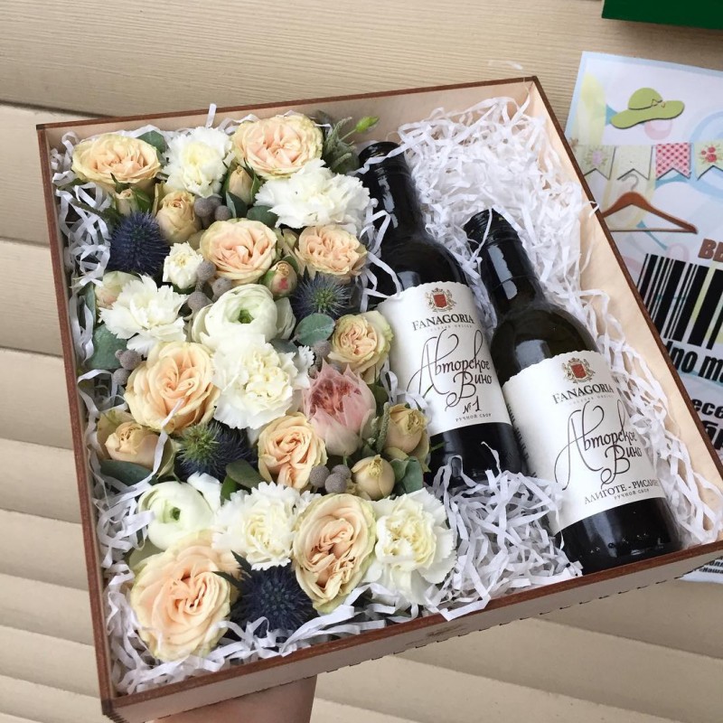 Коробка с вином и цветами